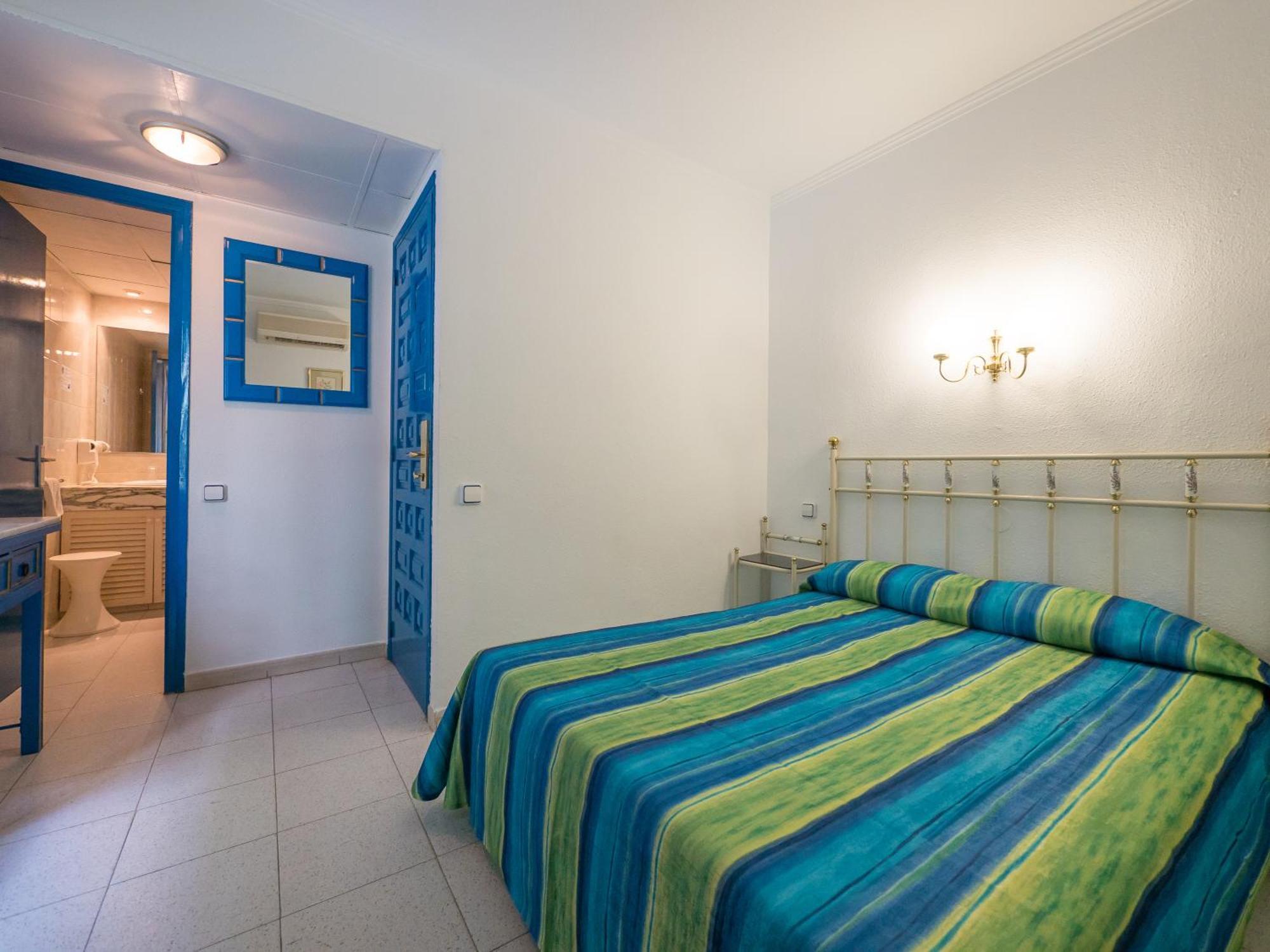 Hotel Checkin Garbí Calella Zimmer foto